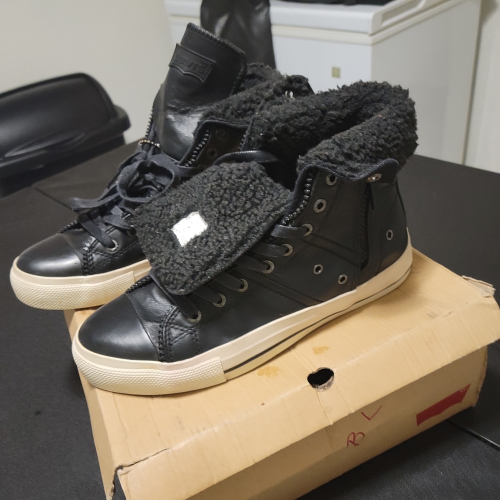 Black leather Levi shoes with Fur on the inside